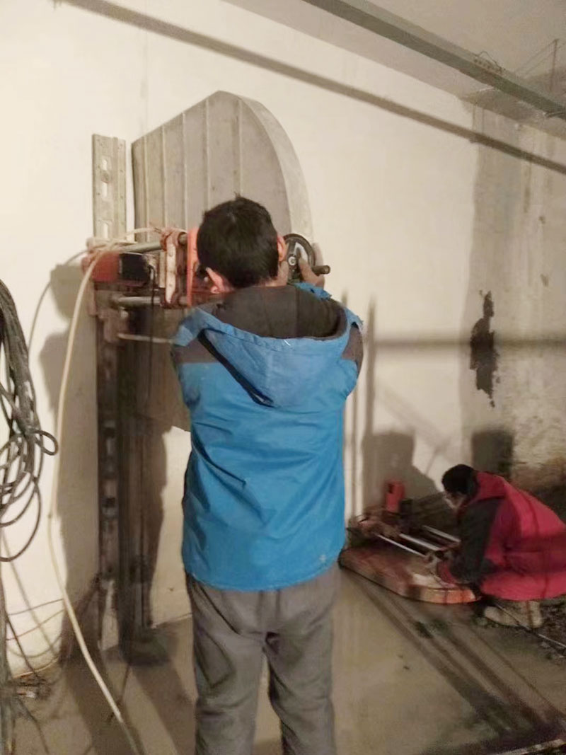 混凝土静力切除施工